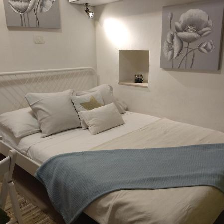 Tiny Studio In City Center Stone House Split Exterior photo