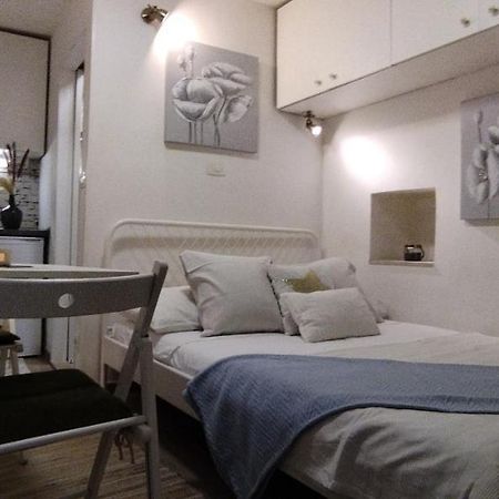 Tiny Studio In City Center Stone House Split Exterior photo