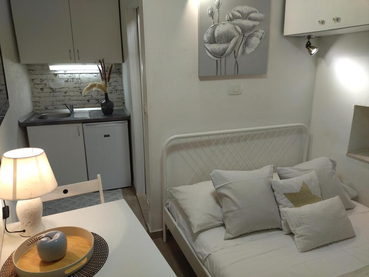 Tiny Studio In City Center Stone House Split Exterior photo