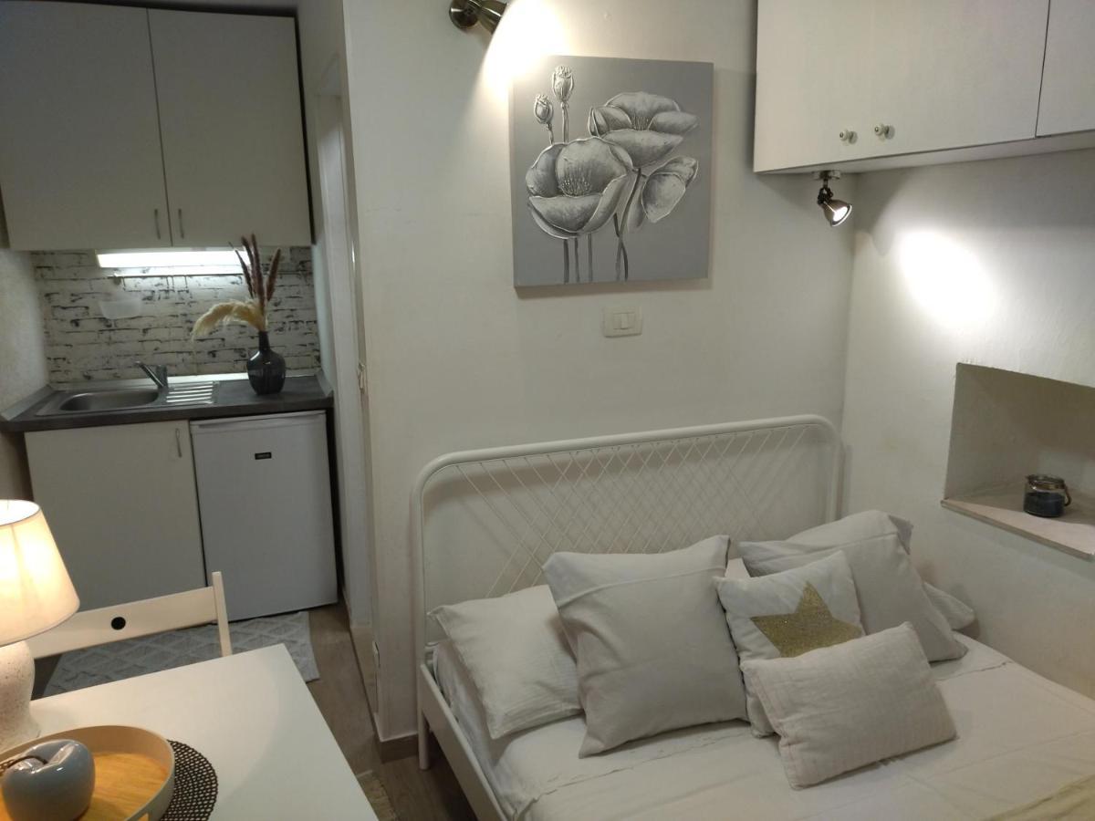 Tiny Studio In City Center Stone House Split Exterior photo