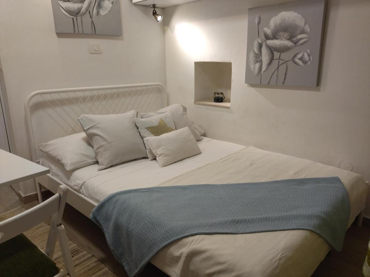Tiny Studio In City Center Stone House Split Exterior photo
