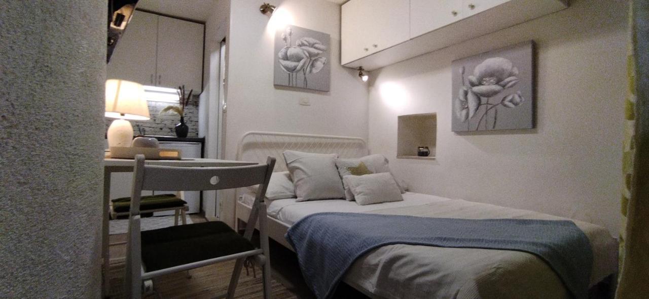 Tiny Studio In City Center Stone House Split Exterior photo