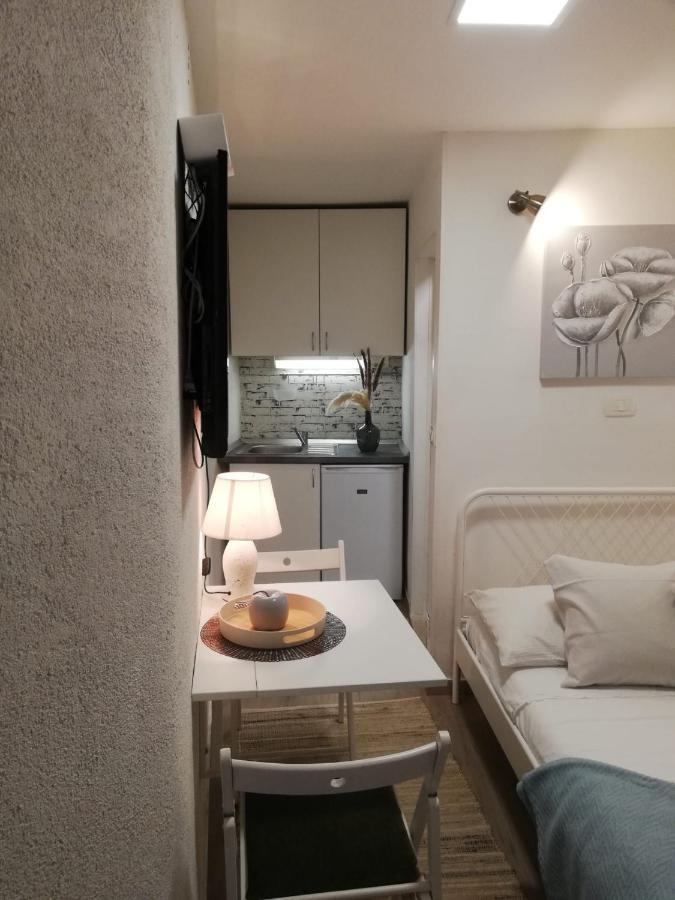 Tiny Studio In City Center Stone House Split Exterior photo